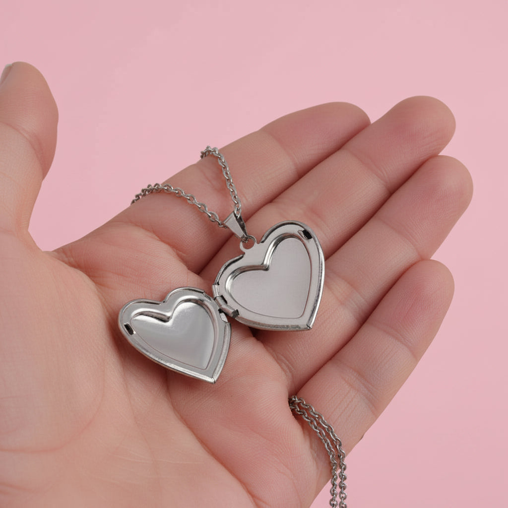 Collar Relicario de Corazón Plateado