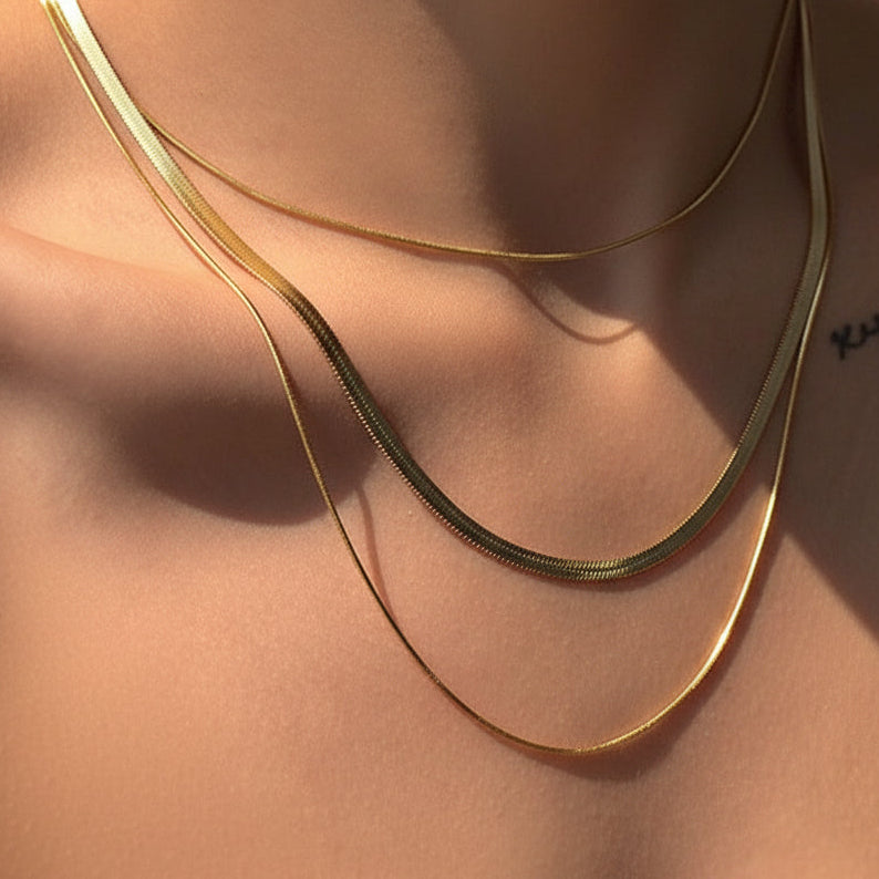 Collar de Cadenas Planas y Eslabones en Capas