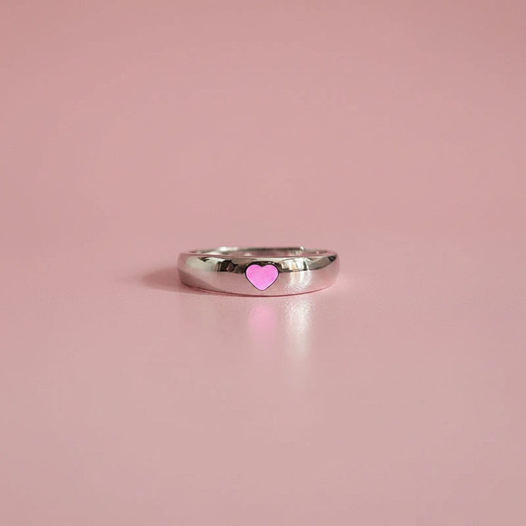 Anillo Plateado con Corazón Rosado