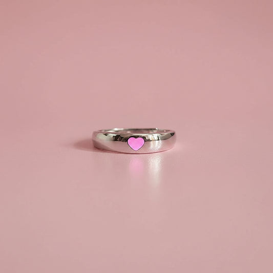 Anillo Plateado con Corazón Rosado