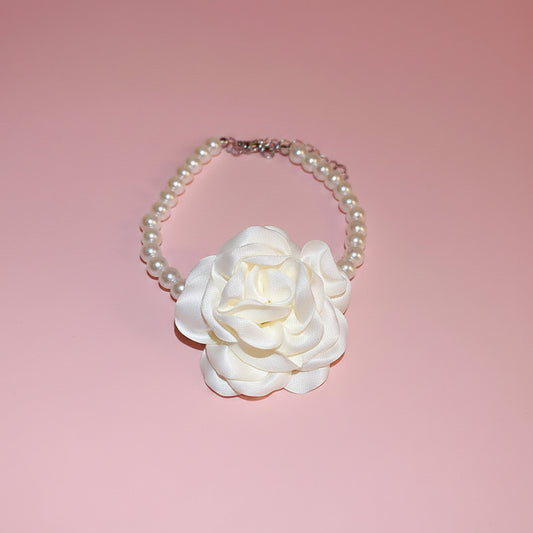 Pulsera de Perlas con Flor Satinada