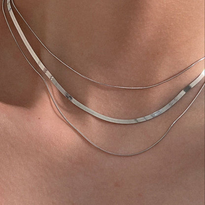 Collar de Cadenas Planas y Eslabones en Capas