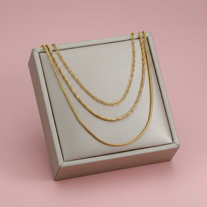 Collar de Cadenas Planas y Eslabones en Capas