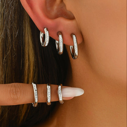 Zarcillos de Aro Huggie con Cristales y Variantes de Dije