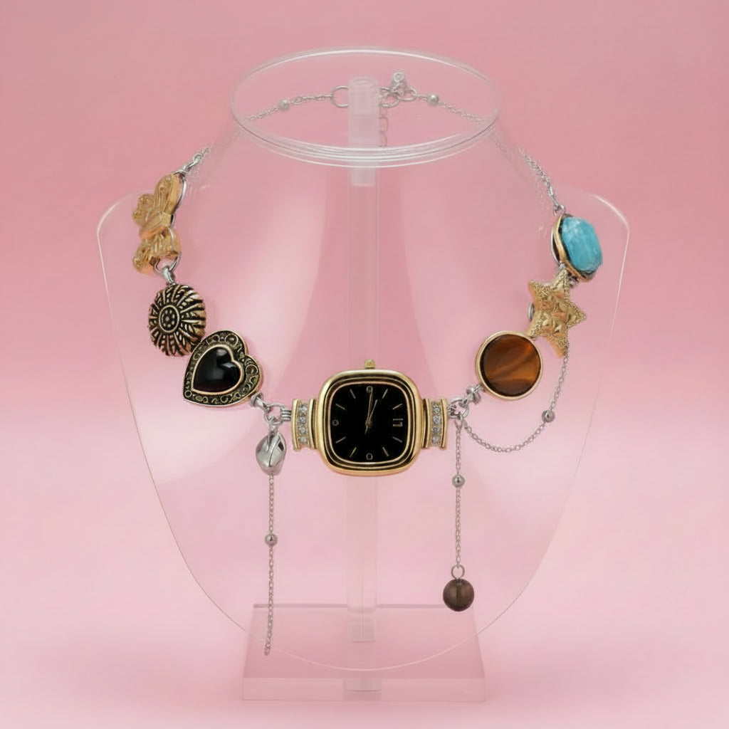 Gargantilla Extravagante con Reloj Dorado y Dijes Vintage