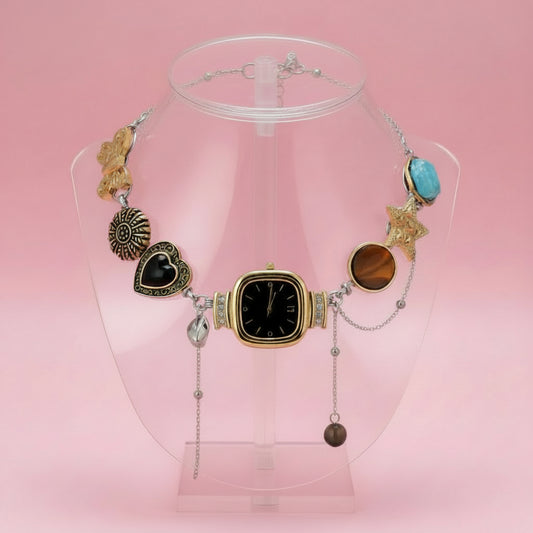 Gargantilla Extravagante con Reloj Dorado y Dijes Vintage